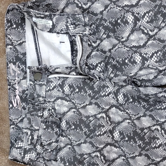 SEVEN7 Tummy Less Gray Snakeskin Print Five Pocket High Rise Skinny Leg Jean - Picture 4 of 15
